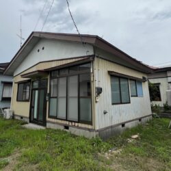 〈北秋田市綴子：中古戸建〉広々とした敷地に建つ、コンパクトで暮らしやすい平屋です。国道まですぐの立地で、周辺へのアクセスもしやすく、日々の暮らしにも便利です。
