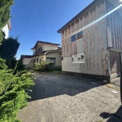 〈北秋田市栄字中綱：宅地〉１００坪を超えるゆとりある敷地で、平屋や広いお庭、複数台分の駐車スペースなど、多彩なプランに対応可能です。