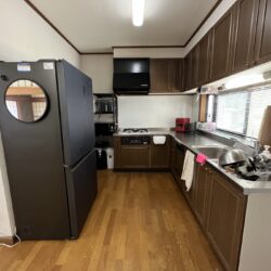 ご家族で一緒に料理を楽しんだり、複数人で作業をする際にもゆとりがあり、スムーズに動ける使い勝手の良い空間です。キッチン