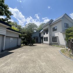 〈北秋田市今泉：中古戸建〉部屋数が多く、ご家族の多い方にもゆとりをもってお住まいいただけるほか、民泊やゲストハウスとしての活用にもおすすめの物件です。