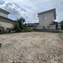 〈北秋田市鷹巣字平崎上岱：宅地〉約80坪のゆとりある宅地です。建築条件がなく、お好きなハウスメーカーで建築可能。国道・県道へのアクセスが良く、スーパーやドラッグストアも車で数分と生活利便性の高い立地です。